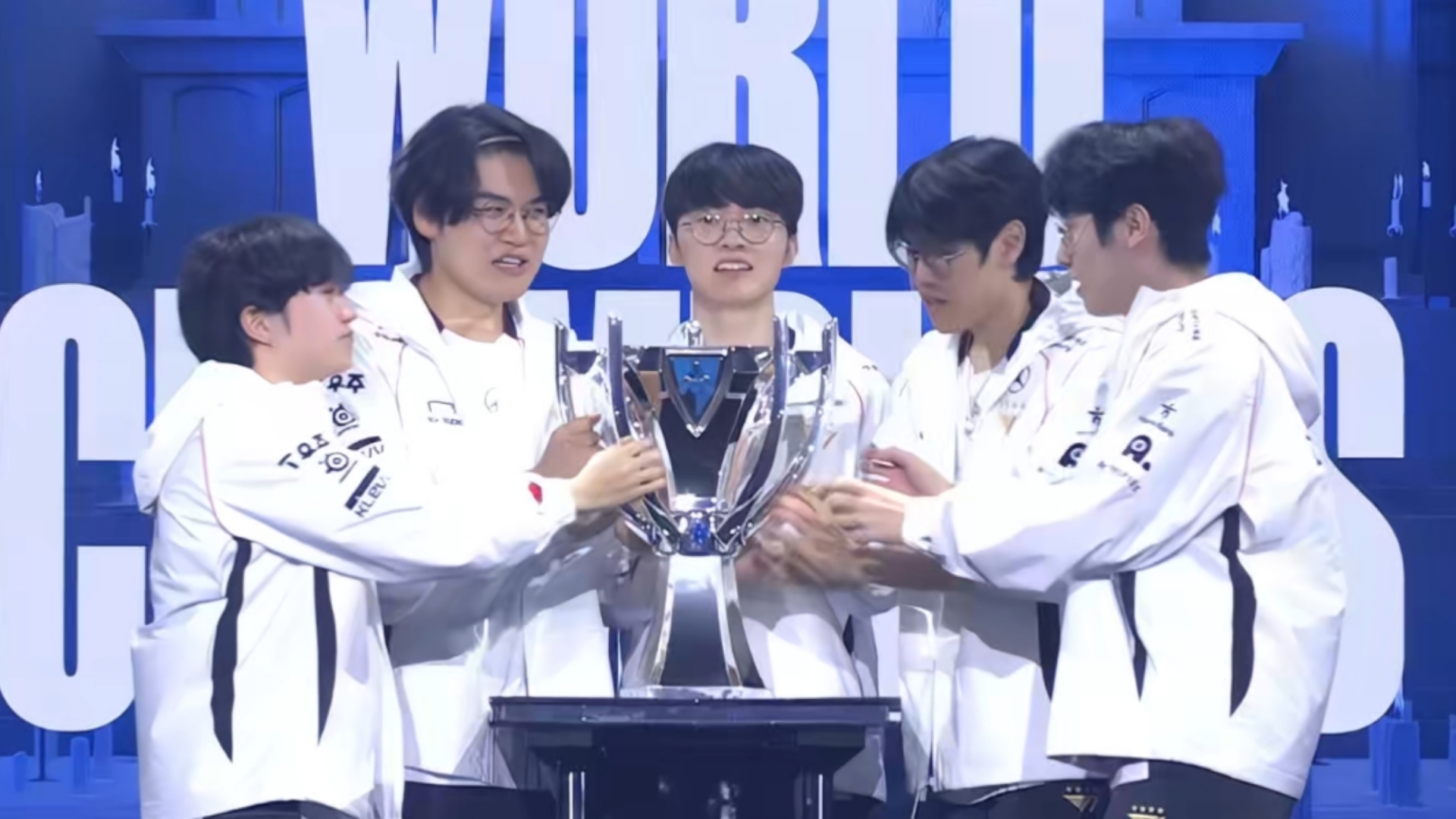 包含FPX轻取T1，Jankos完成史诗逆转焦点之战四强赛，成为赛场最大亮点的词条