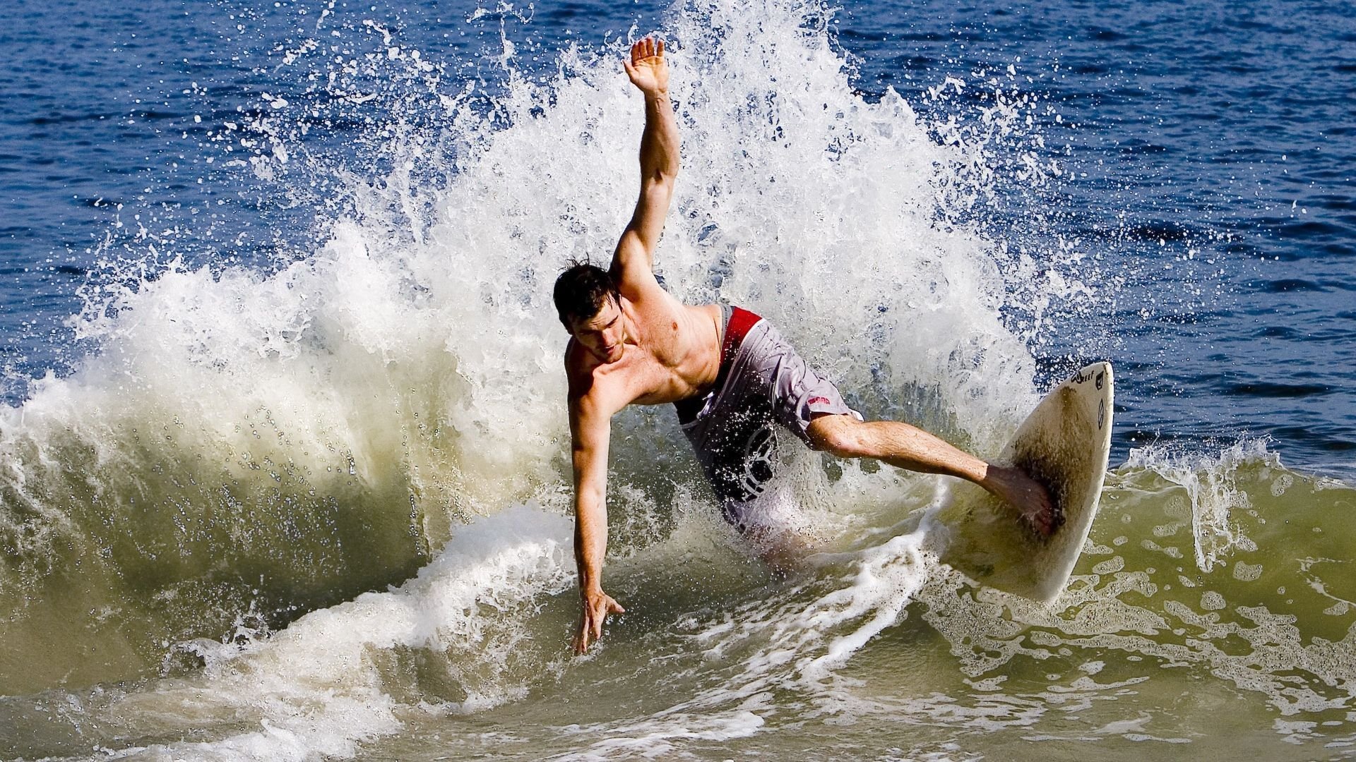 赛道与绿茵场的终极对决，当F1年度争冠战火遇上波兰铁骑碾碎曼联